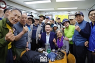 윤석열 대통령이 10일 서울 서대문구 영천시장을 찾아 시민들과 기념 촬영을 하고 있다.