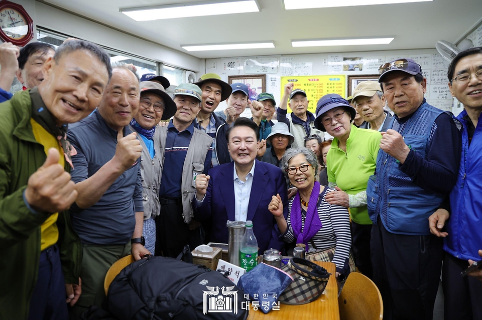 윤석열 대통령이 10일 서울 서대문구 영천시장을 찾아 시민들과 기념 촬영을 하고 있다.
