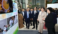 송미령 농림축산식품부 장관이 10일 경기 고양시 고양국제꽃박람회장에서 열린 2024년 ‘세계 식물건강의 날’ 기념식에 참석해 부스를 둘러보고 있다. 