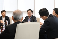 최상목 경제부총리 겸 기획재정부 장관이 10일 경기도 화성시 소재 반도체기업 HPSP를 방문해 반도체 관련 업계 간담회를 하고 있다.