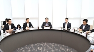 최상목 경제부총리 겸 기획재정부 장관이 10일 경기도 화성시 소재 반도체기업 HPSP를 방문해 반도체 관련 업계 간담회를 하고 있다.