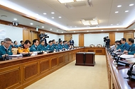 한덕수 국무총리가 13일 서울 종로구 정부서울청사에서 열린 의사집단행동 중앙재난안전대책본부 회의를 주재하고 있다.