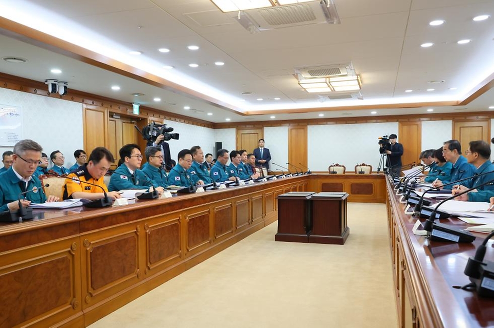 한덕수 국무총리가 13일 서울 종로구 정부서울청사에서 열린 의사집단행동 중앙재난안전대책본부 회의를 주재하고 있다.