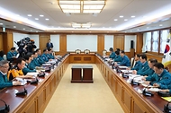 한덕수 국무총리가 13일 서울 종로구 정부서울청사에서 열린 의사집단행동 중앙재난안전대책본부 회의를 주재하고 있다.