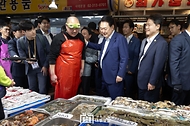 윤석열 대통령이 10일 서울 서대문구 영천시장을 찾아 수산물 가게에서 상인을 격려하고 있다.