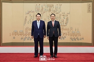 윤석열 대통령이 10일 서울 용산 대통령실 청사에서 열린 민정수석비서관 및 시민사회수석비서관 임명장 수여식에서 전광삼 시민사회수석에게 임명장을 수여한 뒤 기념 촬영을 하고 있다. 