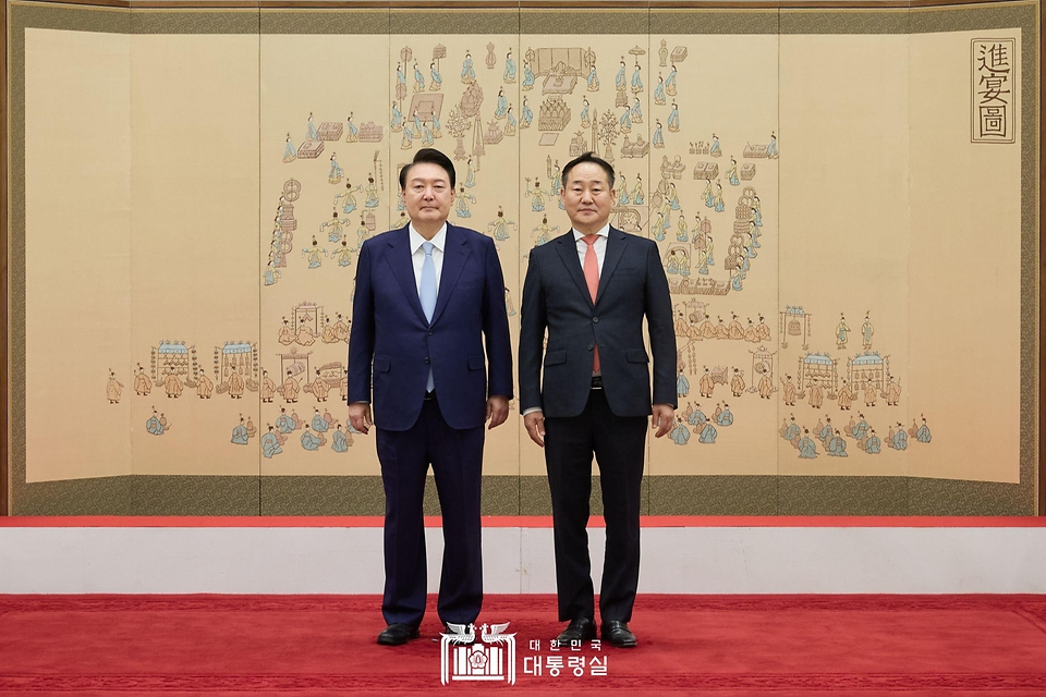 윤석열 대통령이 10일 서울 용산 대통령실 청사에서 열린 민정수석비서관 및 시민사회수석비서관 임명장 수여식에서 전광삼 시민사회수석에게 임명장을 수여한 뒤 기념 촬영을 하고 있다. 