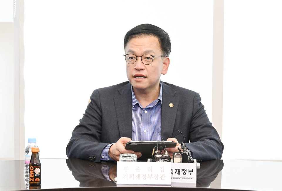 최상목 경제부총리 겸 기획재정부 장관이 10일 경기도 화성시 소재 반도체기업 HPSP에서 열린 반도체 관련 업계 간담회에서 발언하고 있다.