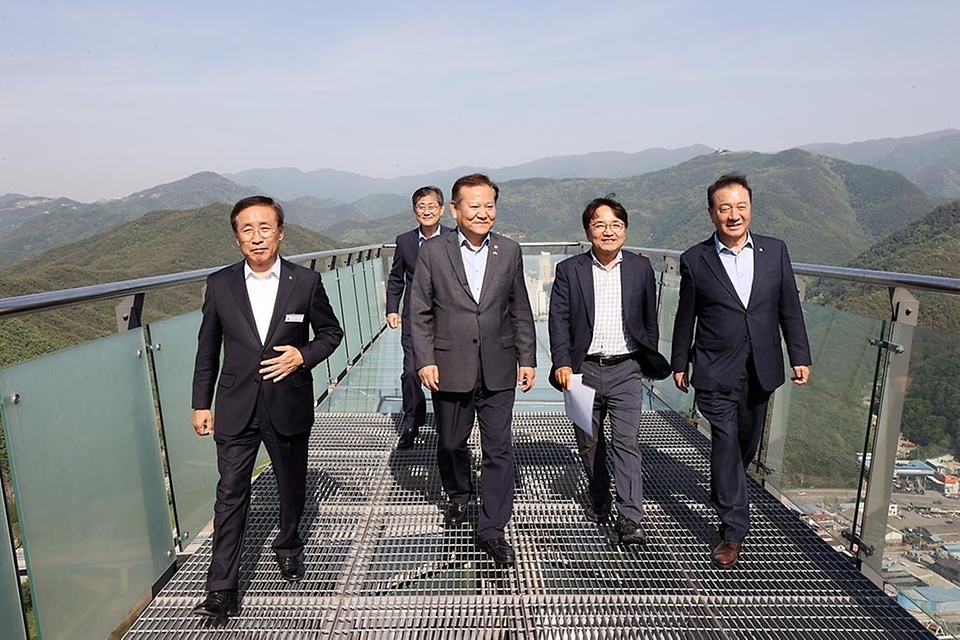이상민 행정안전부 장관이 10일 충북 단양군 지역 활성화 투자펀드 1호 사업 대상지 현장을 방문해 단양역 복합관광단지 프로젝트 현황 등을 살펴보고 있다. 