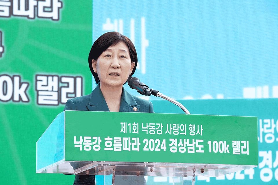 한화진 환경부 장관이 11일 경남 함안군 함안강나루생태공원에서 열린 ‘제1회 낙동강 사랑의 행사’ 개회식에서 축사하고 있다.