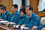 한덕수 국무총리가 13일 서울 종로구 정부서울청사에서 열린 의사집단행동 중앙재난안전대책본부 회의에서 발언하고 있다.