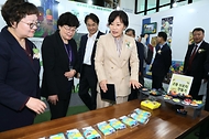 송미령 농림축산식품부 장관이 10일 경기 고양시 고양국제꽃박람회장에서 열린 2024년 ‘세계 식물건강의 날’ 기념식에 참석해 부스를 둘러보고 있다. 