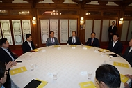 한덕수 국무총리가 12일 서울 종로구 국무총리공관에서 열린 긴급 고위 당·정·대 협의회에서 참석자들과 자리에 앉아 회의 시작을 기다리고 있다.