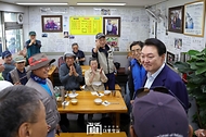 윤석열 대통령이 10일 서울 서대문구 영천시장을 찾아 시민들과 대화하고 있다.