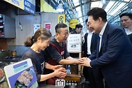 윤석열 대통령이 10일 서울 서대문구 영천시장을 찾아 상인들과 인사하고 있다.