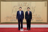 윤석열 대통령이 10일 서울 용산 대통령실 청사에서 열린 민정수석비서관 및 시민사회수석비서관 임명장 수여식에서 김주현 민정수석에게 임명장을 수여한 뒤 기념 촬영을 하고 있다. 