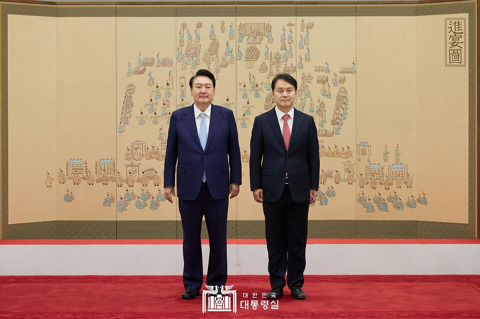 윤석열 대통령이 10일 서울 용산 대통령실 청사에서 열린 민정수석비서관 및 시민사회수석비서관 임명장 수여식에서 김주현 민정수석에게 임명장을 수여한 뒤 기념 촬영을 하고 있다. 