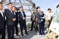 이상민 행정안전부 장관이 10일 충북 단양군 지역 활성화 투자펀드 1호 사업 대상지 현장을 방문해 단양역 복합관광단지 프로젝트 현황 등을 살펴보고 있다. 