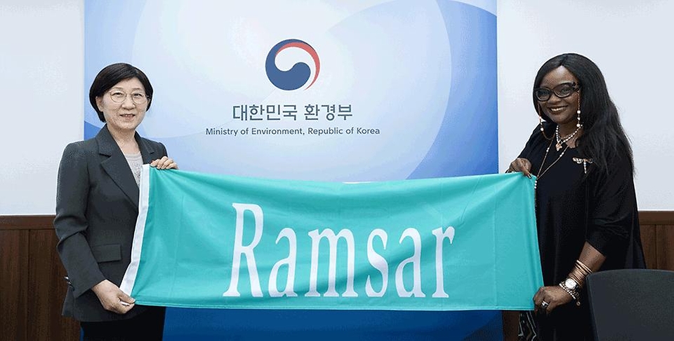 한화진 환경부 장관이 13일 서울 서초구 한강홍수통제소에서 무손다 뭄바(Musonda Mumba) 람사르협약 사무총장과 기념 촬영을 하고 있다.