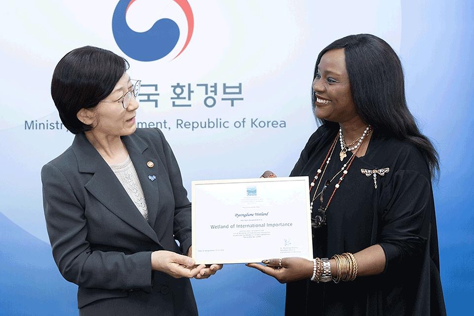 한화진 환경부 장관이 13일 서울 서초구 한강홍수통제소에서 무손다 뭄바(Musonda Mumba) 람사르협약 사무총장과 만나 광주지역 첫 번째 람사르 습지로 등록된 평두메습지에 대한 인증서를 전달 받고 있다. 