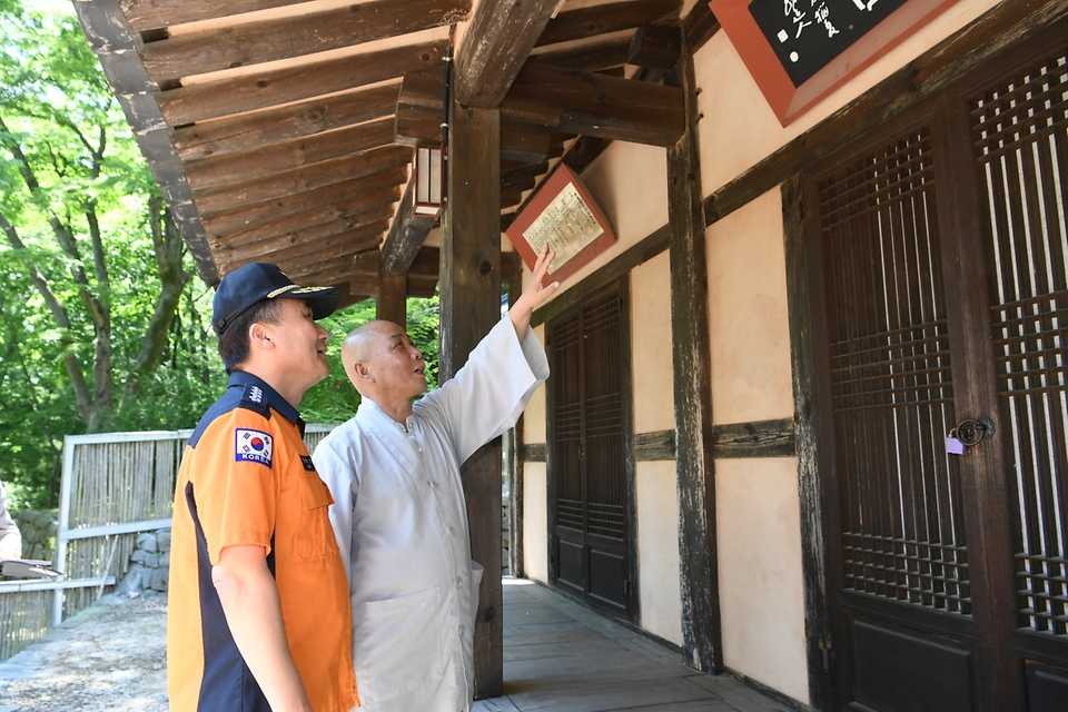 남화영 소방청장이 13일 충남 부여군 무량사를 방문해 부처님 오신 날 대비 화재 안전점검을 하고 있다.