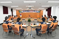 남화영 소방청장이 13일 충남 부여군 부여소방서에서 현장대원들과 남.다.름 소통 간담회를 하고 있다.