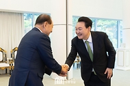 윤석열 대통령이 13일 서울 한남동 관저에서 열린 국민의힘 비상대책위원회와의 만찬에서 황우여 비상대책위원장과 악수하고 있다. 