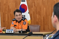 남화영 소방청장이 13일 충남 부여군 부여소방서에서 현장대원들과 남.다.름 소통 간담회를 하고 있다.