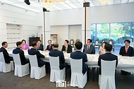 윤석열 대통령이 13일 서울 한남동 관저에서 황우여 비상대책위원장, 추경호 원내대표, 정점식 정책위의장, 성일종 사무총장 등 국민의힘 비상대책위원들과 만찬을 하고 있다. 