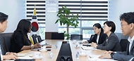 한화진 환경부 장관이 13일 서울 서초구 한강홍수통제소에서 무손다 뭄바(Musonda Mumba) 람사르협약 사무총장과 람사르 협약 이행과 습지 보전 방안을 논의하고 있다. 