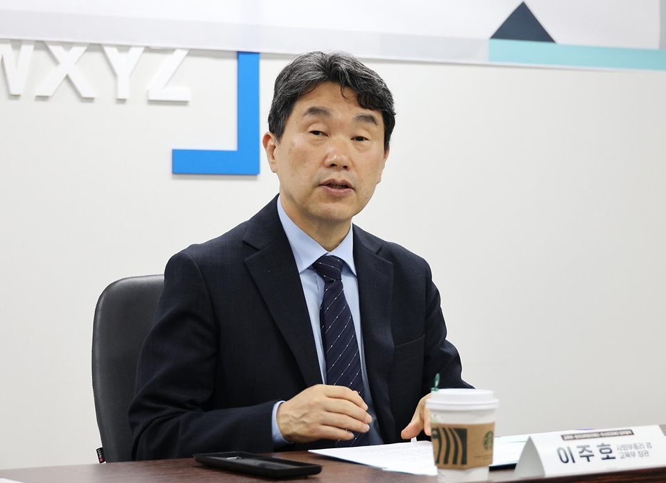 이주호 사회부총리 겸 교육부 장관이 13일 서울 영등포구 한국교육시설안전원에서 ‘대한민국 수학교육상’ 지원을 위해 열린 ‘교육부-두산연강재단-한국과학창의재단 업무협약식’에 참석해 인사말을 하고 있다. 