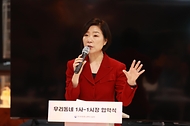 오영주 중소벤처기업부 장관이 16일 경기 수원시 영동시장에서 열린 ‘우리동네 1사-1시장 협약식’에서 축사를 하고 있다.