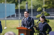 이희완 국가보훈부 차관이 2일 오후 부산 남구 유엔기념공원에서 열린 6.25전쟁 네덜란드 참전용사 故페르디난트 티탈렙타씨의 유해안장식에 참석하여 추도사를 하고 있다.