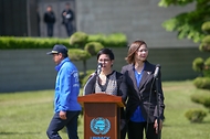 2일 오후 부산 남구 유엔기념공원에서 열린 6.25전쟁 네덜란드 참전용사 故페르디난트 티탈렙타씨의 유해안장식에서 유족이 감사인사를 하고 있다.
