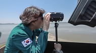 강정애 국가보훈부 장관이 대한민국 영토수호에 헌신하는 국군장병들에게 위로와 감사의 뜻을 전하기 위해  2일 오전 경기도 파주시에 위치한 육군 제9보병사단 29여단 한강대대를 방문하여 경계초소를 둘러보며 장병들을 격려하고 있다.
