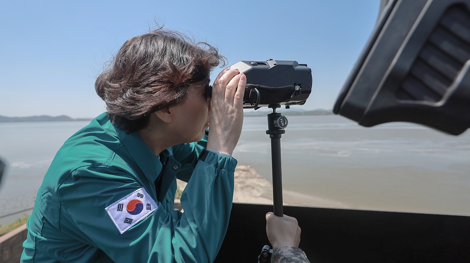 강정애 국가보훈부 장관이 대한민국 영토수호에 헌신하는 국군장병들에게 위로와 감사의 뜻을 전하기 위해  2일 오전 경기도 파주시에 위치한 육군 제9보병사단 29여단 한강대대를 방문하여 경계초소를 둘러보며 장병들을 격려하고 있다.
