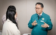 박민수 보건복지부 제2차관이 10일 서울 종로구 정부서울청사 회의실에서 이날 열린 의사집단행동 중앙재난안전대책본부 회의 결과에 대해 논의하고 있다.