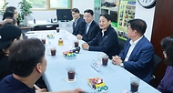 안덕근 산업통상자원부 장관이 14일 서울 망원시장을 방문해 김은종 상인회장으로부터 시장 운영현황 및 애로사항을 청취하고 있다.
