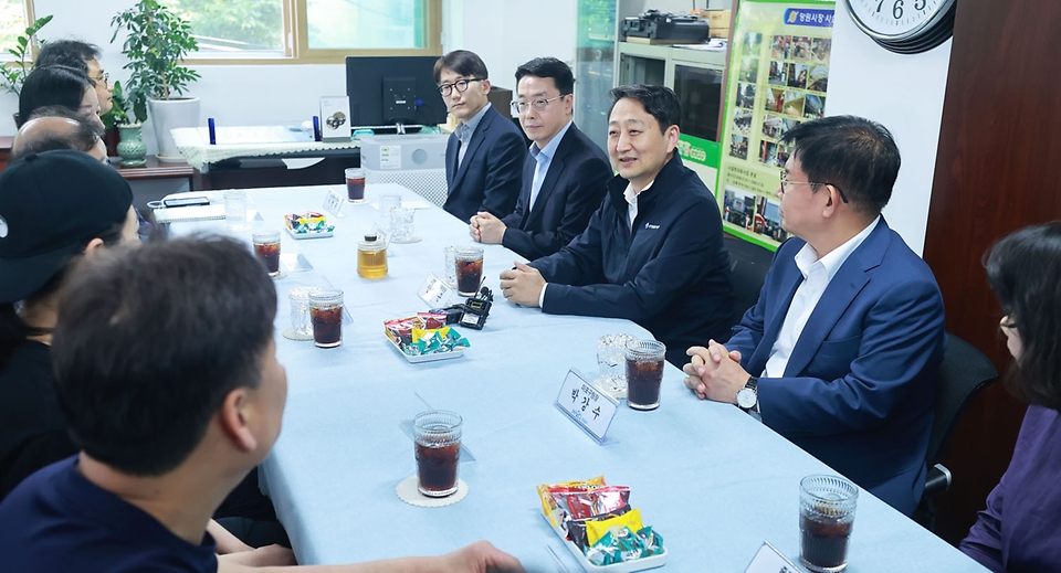 안덕근 산업통상자원부 장관이 14일 서울 망원시장을 방문해 김은종 상인회장으로부터 시장 운영현황 및 애로사항을 청취하고 있다.