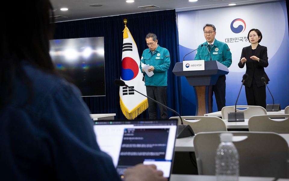 박민수 보건복지부 제2차관이 10일 서울 종로구 정부서울청사에서 이날 열린 의사집단행동 중앙재난안전대책본부 회의 결과 브리핑을 하고 있다. 