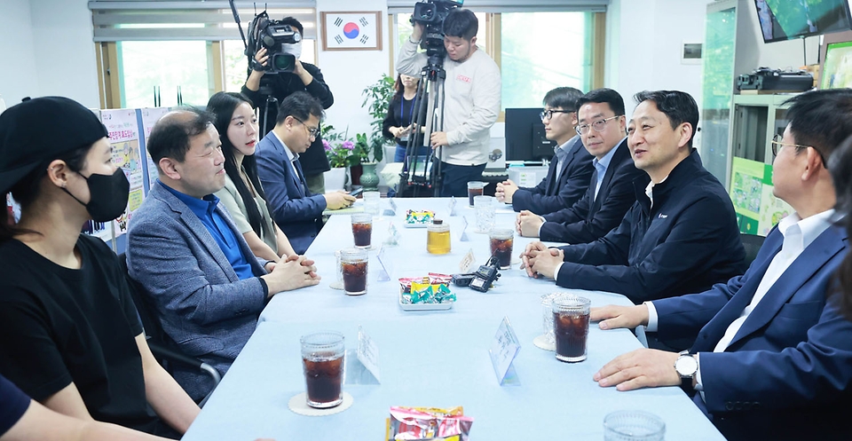 안덕근 산업통상자원부 장관이 14일 서울 망원시장을 방문해 김은종 상인회장으로부터 시장 운영현황 및 애로사항을 청취하고 있다.