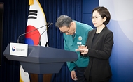 박민수 보건복지부 제2차관이 10일 서울 종로구 정부서울청사에서 이날 열린 의사집단행동 중앙재난안전대책본부 회의 결과 브리핑을 하기 앞서 인사하고 있다.