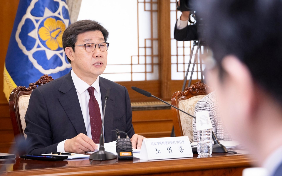 노연홍 의료개혁특별위원회 위원장이 10일 서울 종로구 정부서울청사에서 열린 ‘제2차 의료개혁특별위원회’에서 발언하고 있다.