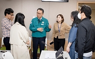 박민수 보건복지부 제2차관이 10일 서울 종로구 정부서울청사 회의실에서 이날 열린 의사집단행동 중앙재난안전대책본부 회의 결과에 대해 논의하고 있다.