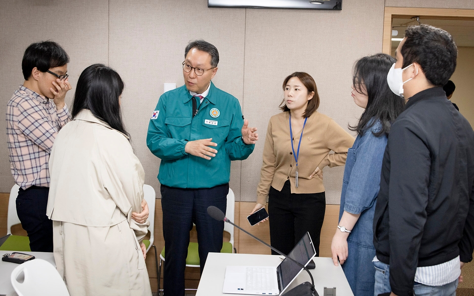 박민수 보건복지부 제2차관이 10일 서울 종로구 정부서울청사 회의실에서 이날 열린 의사집단행동 중앙재난안전대책본부 회의 결과에 대해 논의하고 있다.