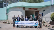 강정애 국가보훈부 장관이 대한민국 영토수호에 헌신하는 국군장병들에게 위로와 감사의 뜻을 전하기 위해  2일 오전 경기도 파주시에 위치한 육군 제9보병사단 29여단 한강대대를 방문하여 정태창 여단장, 김종원 한강대대장 및 장병들과 함께 기념사진을 촬영하고 있다. 