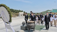 이희완 국가보훈부 차관이 4일 오전 대전시 국립대전현충원에서 열린 제복근무자 감사행사의 일환인 어린이 꿈동산 행사에 참석하여 명예 제복근무자로 임명된 배우 안보현 및 주요내빈과 함께 현충탑 참배를 하고 있다.
