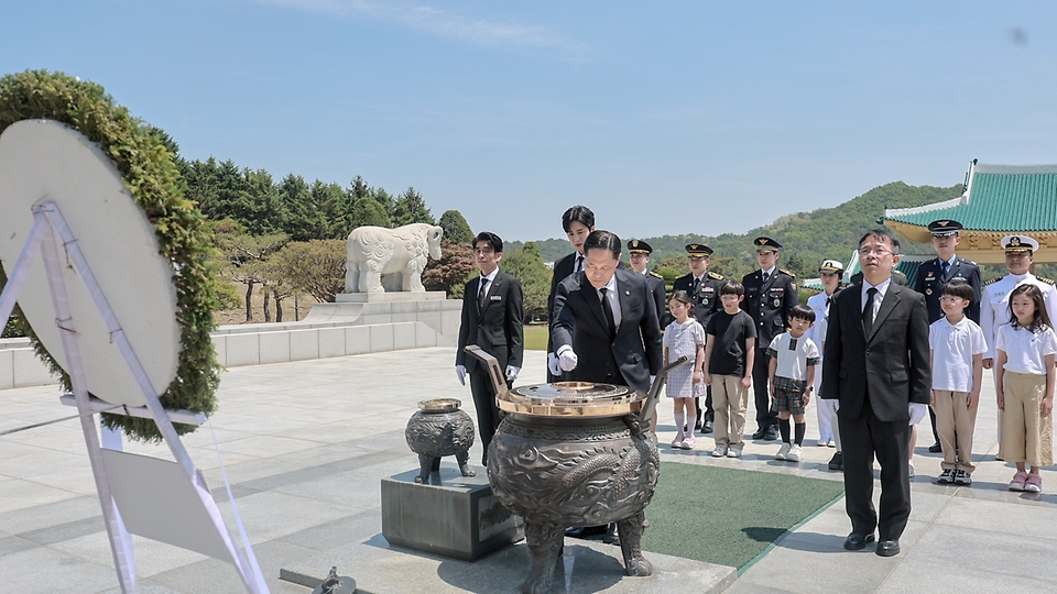 이희완 국가보훈부 차관이 4일 오전 대전시 국립대전현충원에서 열린 제복근무자 감사행사의 일환인 어린이 꿈동산 행사에 참석하여 명예 제복근무자로 임명된 배우 안보현 및 주요내빈과 함께 현충탑 참배를 하고 있다.