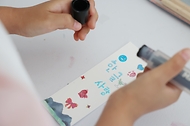 <p>15일 서울 용산구 국립한글박물관에서 열린 2024년 국립한글박물관 제627돌 세종대왕 나신 날 기념행사에서 어린이들이 한글 책갈피 만들기 체험을 하고 있다.&nbsp;</p>