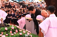윤석열 대통령이 15일 서울 종로구 조계사에서 열린 ‘불기 2568년 부처님오신날 봉축법요식’에서 조계종 총무원장 진우 스님과 함께 헌등하고 있다. 